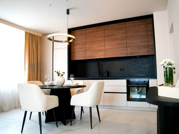 Обзаведен тристаен апартамент в нова сграда - 0