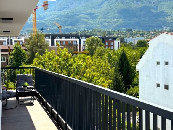 Нов обзаведен тристаен апартамент с панорамна гледка - 0