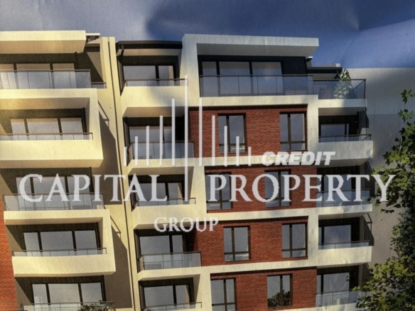 Capital Property Group има удоволствието да представи тристаен апартамент, разположен на 4-ти етаж в модерна новострояща се - 0