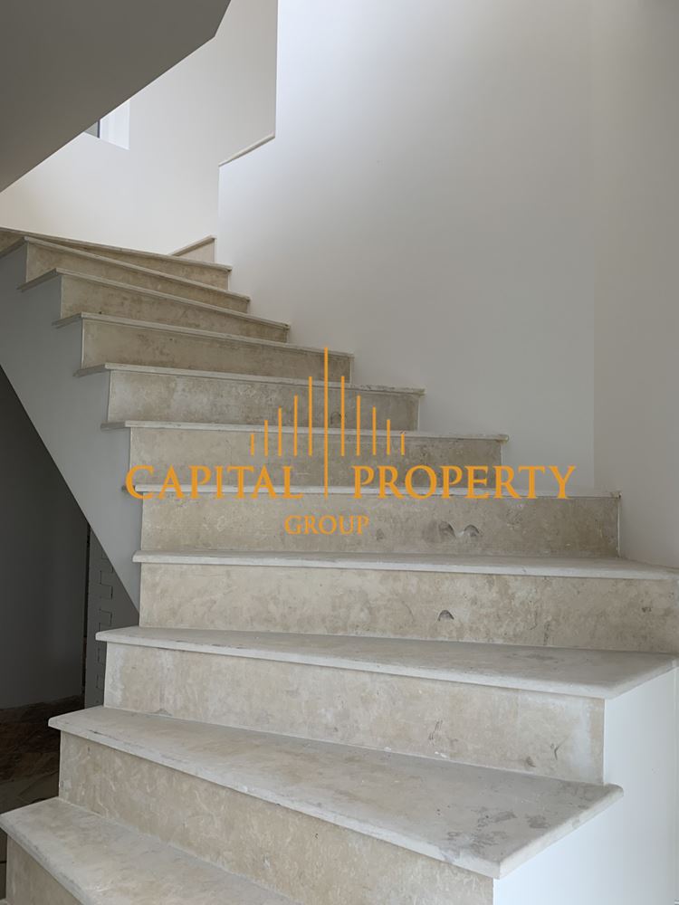 Многостаен апартамент завършен до ключ на две нива в кв. Галата - 0