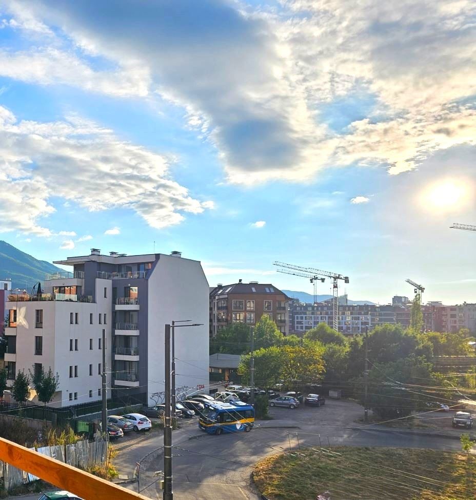 Просторен тристаен апартамент, подходящ за преустройство в четиристаен - с акт 16 - 0