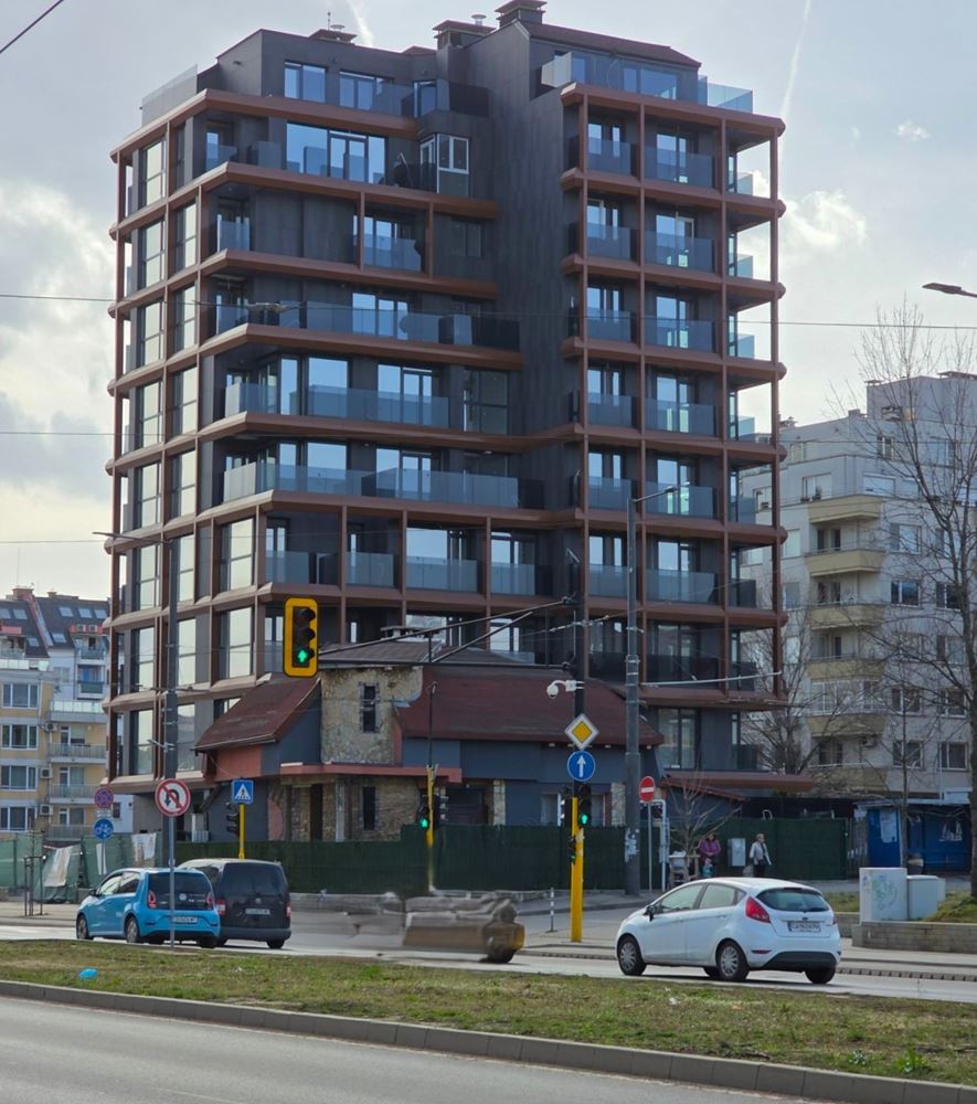 Просторен тристаен апартамент, подходящ за преустройство в четиристаен - с акт 16 - 0