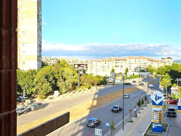 Просторен тристаен апартамент, подходящ за преустройство в четиристаен - с акт 16 - 0